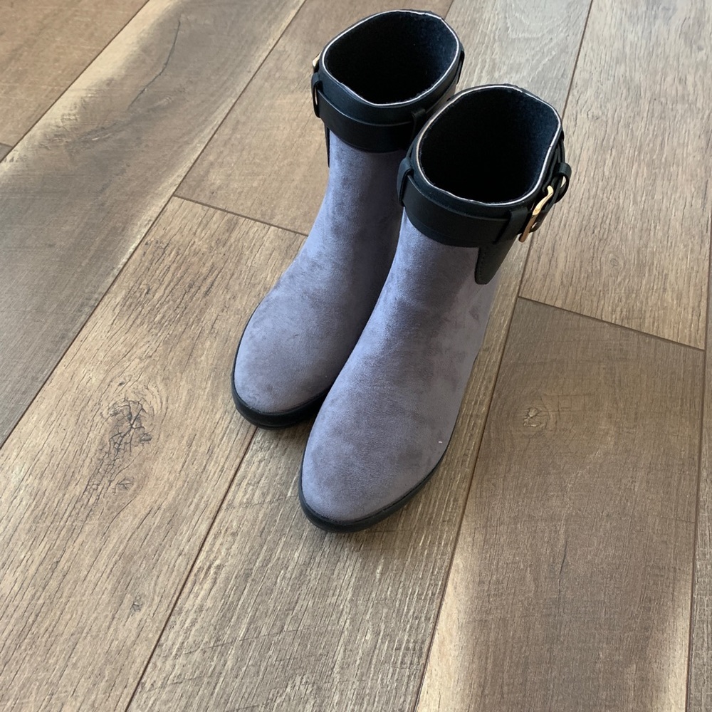 Very comfortable and elegant booties in grey and black